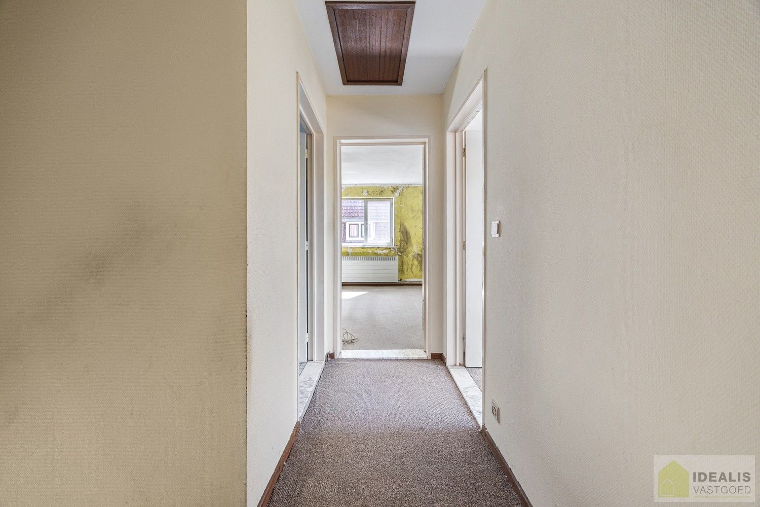 RUSTIG GELEGEN OP TE KNAPPEN EENGEZINSWONING MET 3 SLAAPKAMERS! - De woning omvat maar liefst 166m² bewoonbare oppervlakte met ruime woonkamer, keuken, 3 slaapkamers, badkamer, garage. De woning is rustig gelegen op een perceel met een opp. van 6a 21ca. foto 14