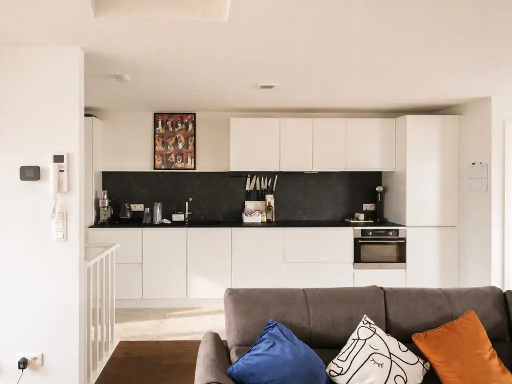 Stijlvol duplex appartement met 2 slaapkamers en terras, centraal gelegen in het bruisende centrum nabij alle belangrijkste straten en pleinen van Gent. foto 3