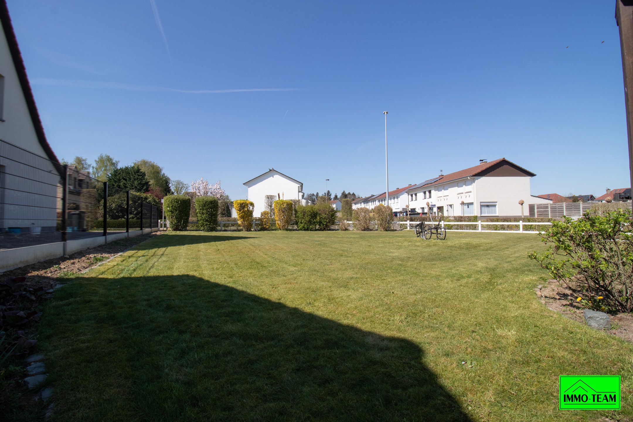 Charmante woning op een ruim hoekperceel in rustige omgeving foto 5