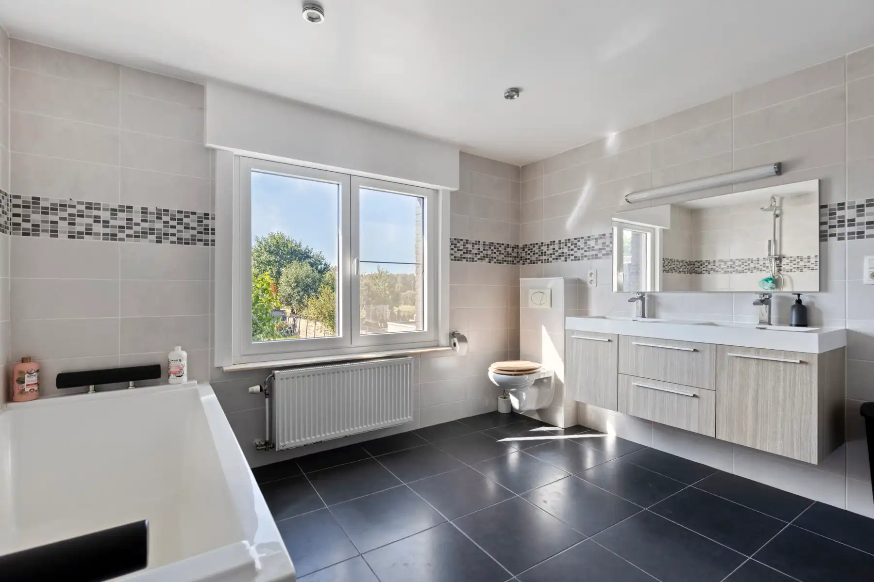 Ruime instapklare gezinswoning met 4 slaapkamers & garage. foto 17
