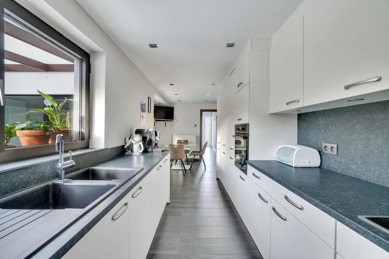 Degelijk gerenoveerde, rustig gelegen woning foto 16