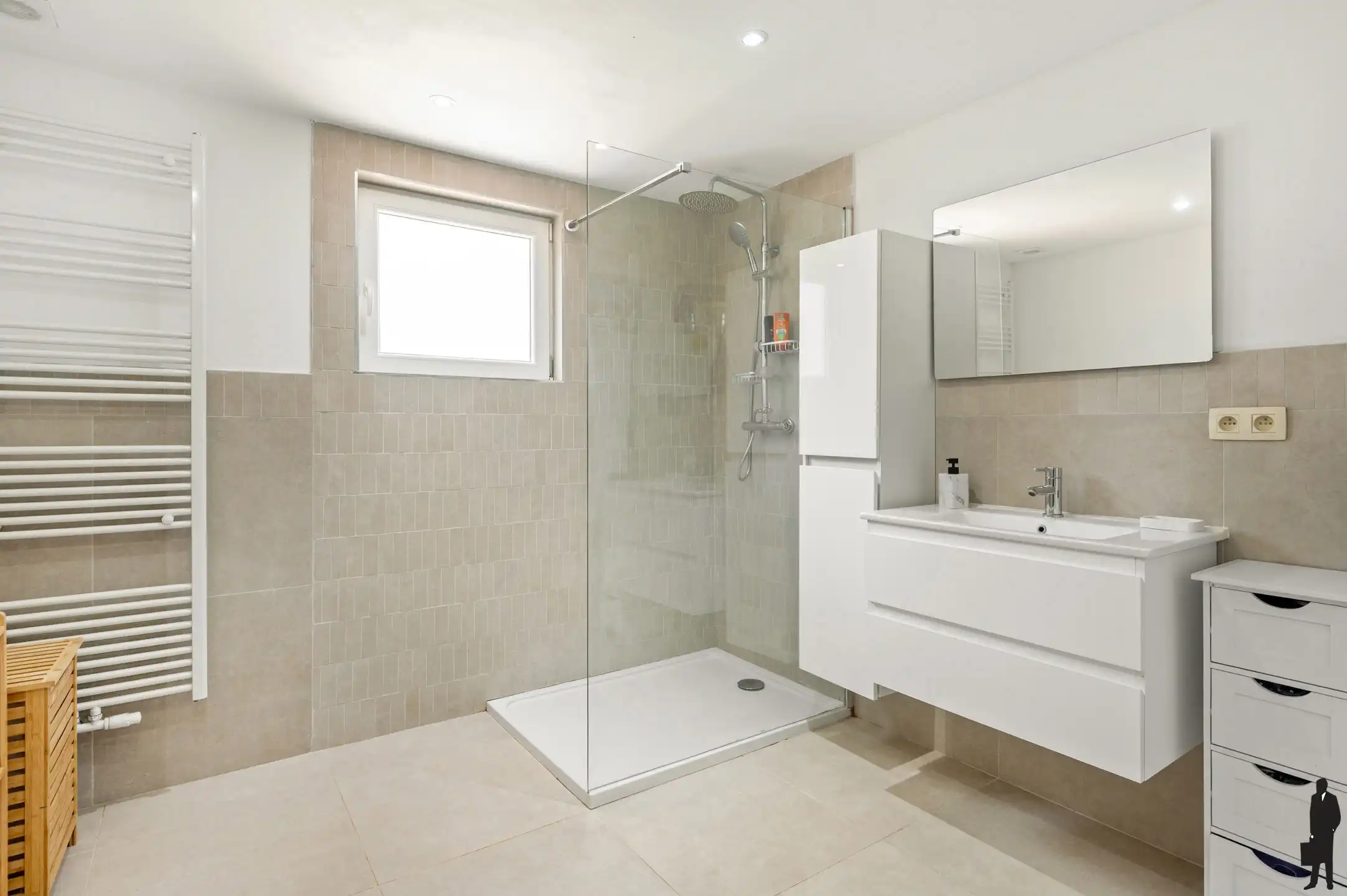 Instapklare rijwoning in het centrum van 's Gravenwezel. foto 15