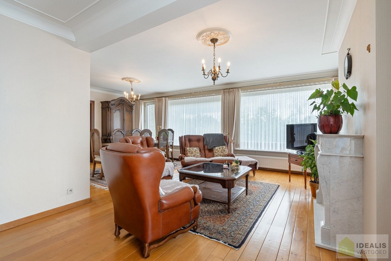 IDEALIS VASTGOED – ZEER RUIM HOEKAPPARTEMENT (110M²) MET LICHTRIJKE LEEFRUIMTE, VOLLEDIG UITGERUSTE KEUKEN, MAAR LIEFST 3 SLAAPKAMERS, BERGING, LIFT EN GARAGEBOX OP EEN UITERST GUNSTIGE LOCATIE MIDDEN IN HET CENTRUM VAN PELT. ZEER GESCHIKT VOOR KANDIDATEN OP ZOEK NAAR EEN INSTAPKLAAR APPARTEMENT! foto 10
