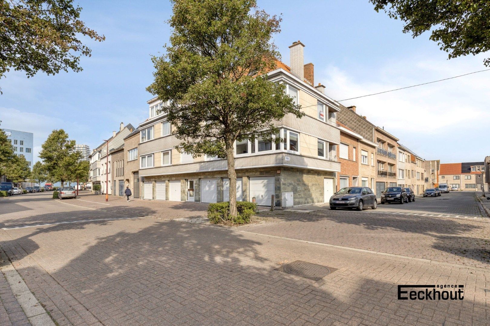 Zeer ruim hoekappartement in een rustige en brede straat op wandelafstand van het strand! foto {{pictureIndex}}
