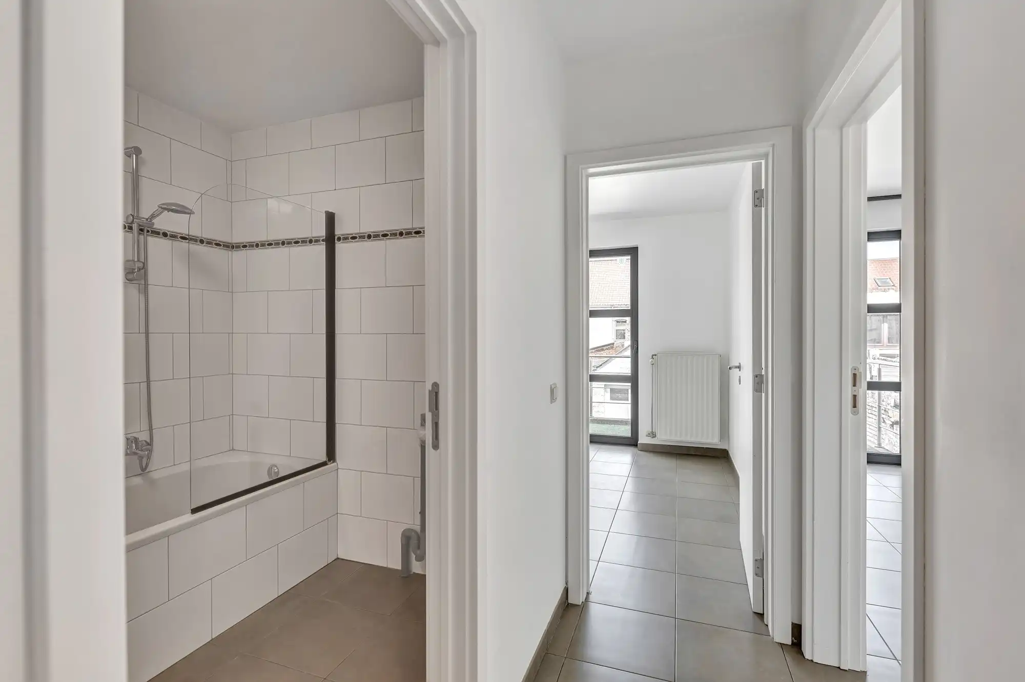Ruim, instapklaar appartement met terras en autostaanplaats foto 12