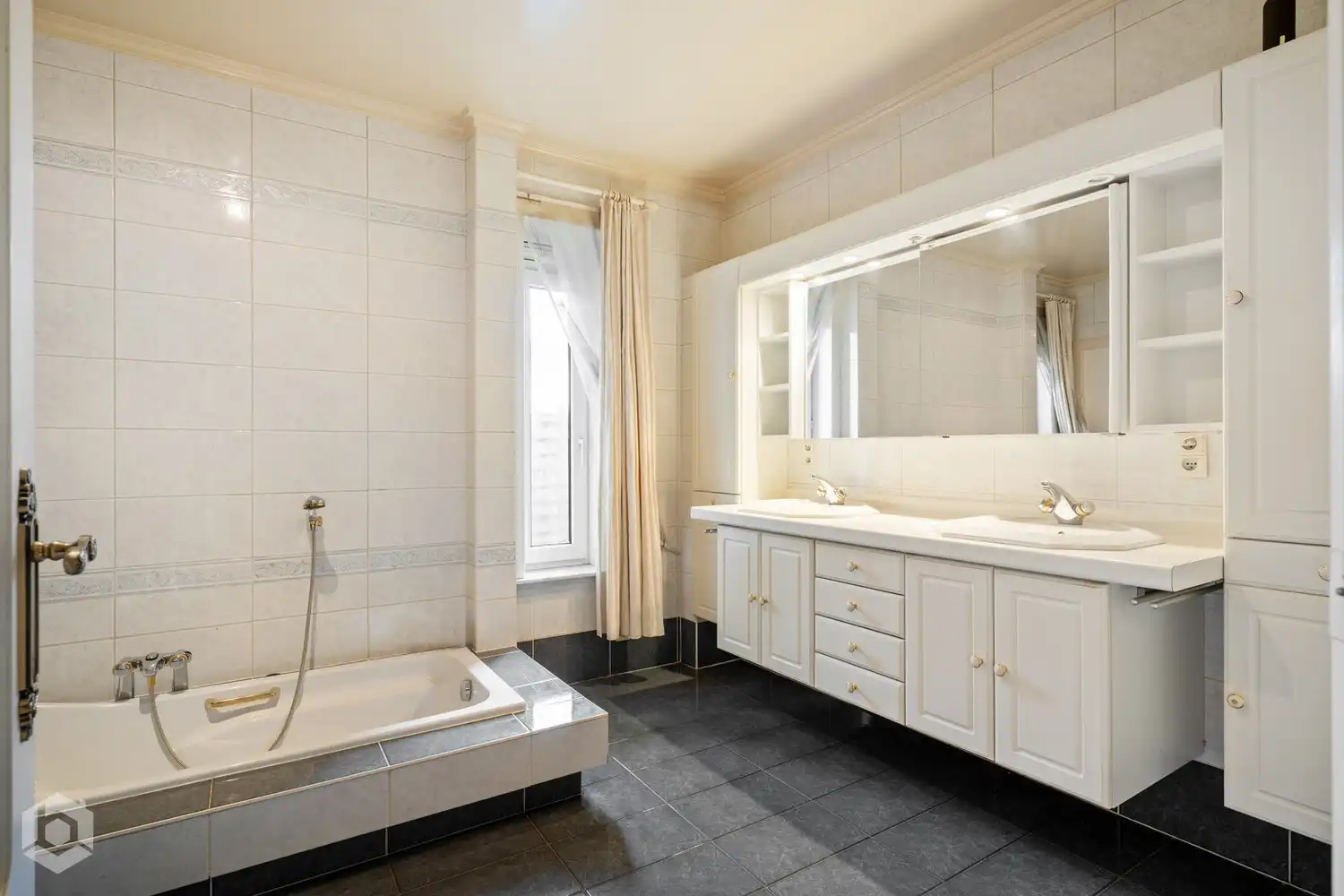 Zeer ruime kangoeroe-woning met achterliggend commerciële units met uitbereidingsmogelijkheden (KMO bestemming) foto 24