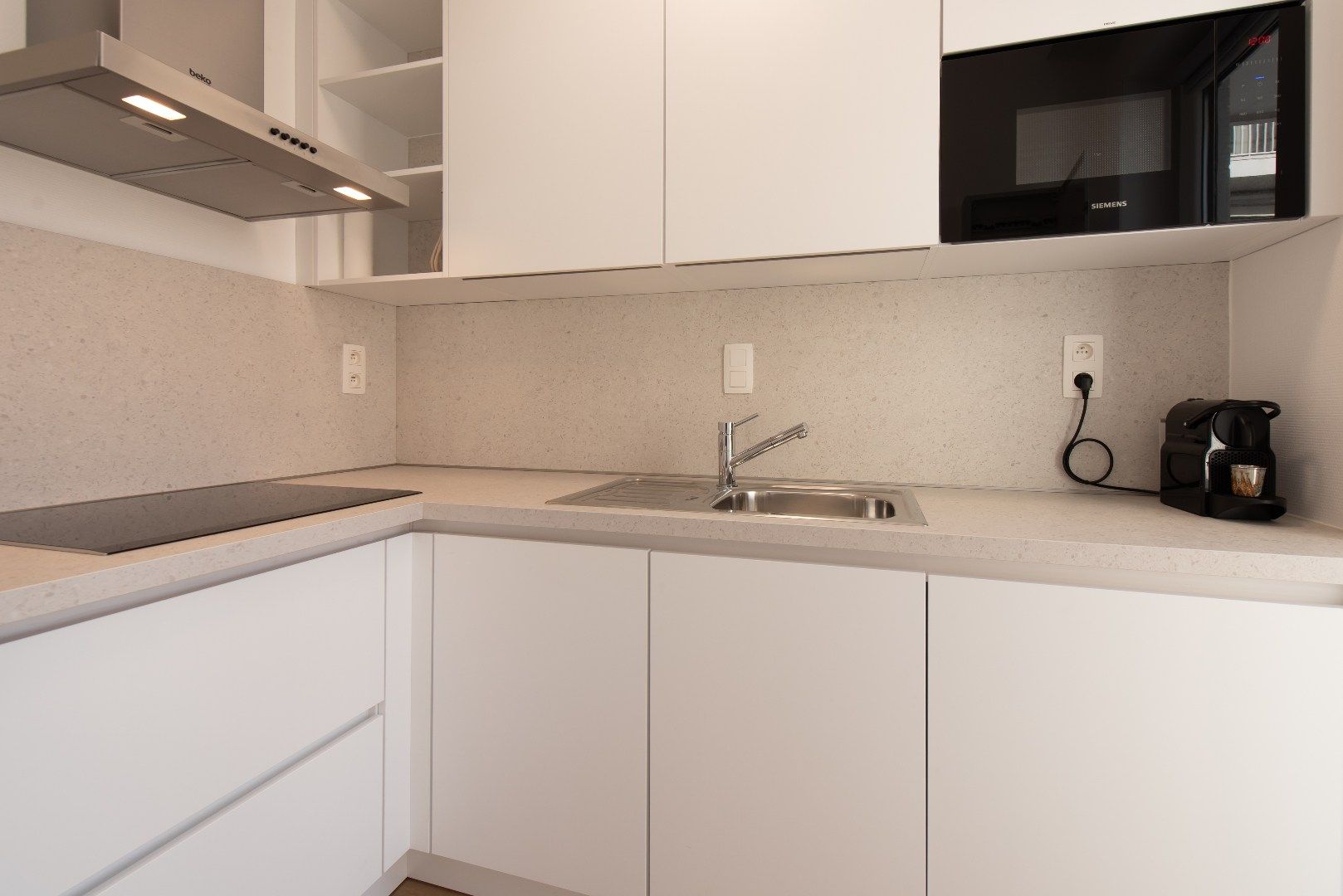 Mooi vernieuwde studio gelegen op de vierde verdieping met zonneterras foto 8