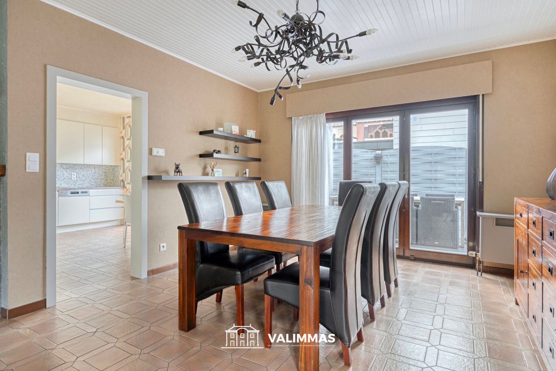 Verzorgde, mooi gelegen driegevelwoning met garage & tuintje foto 8