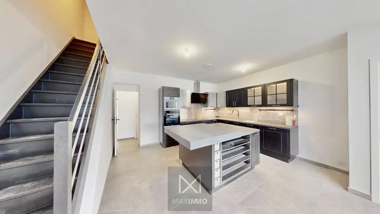 Totaal gerenoveerde woning met garage in het centrum van Lauwe foto {{pictureIndex}}