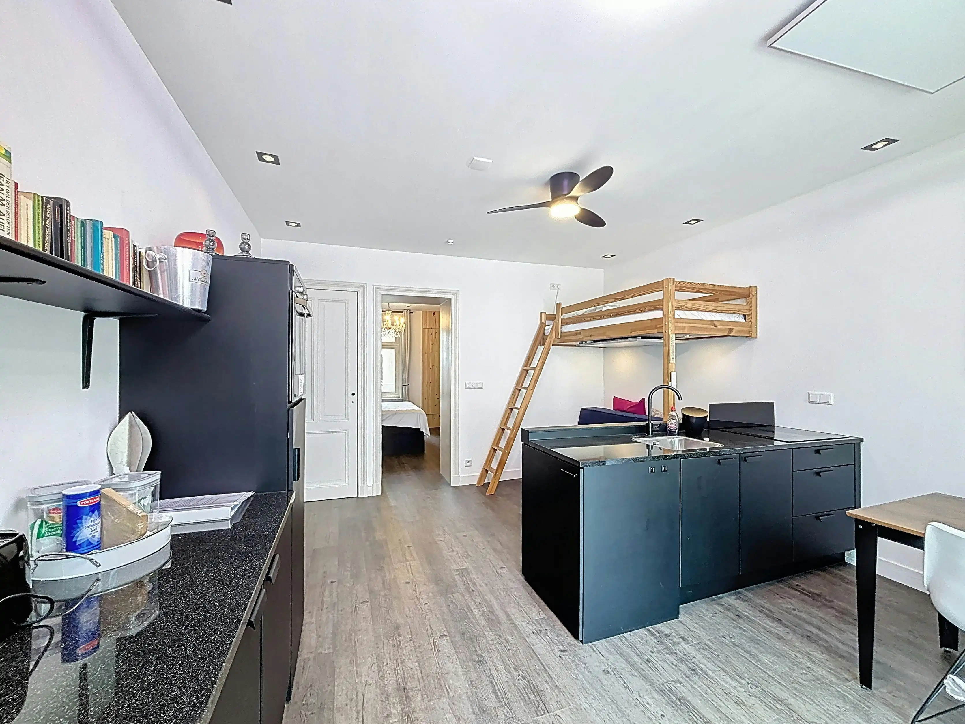 Gerenoveerd appartement op een steenworp van het strand foto 5