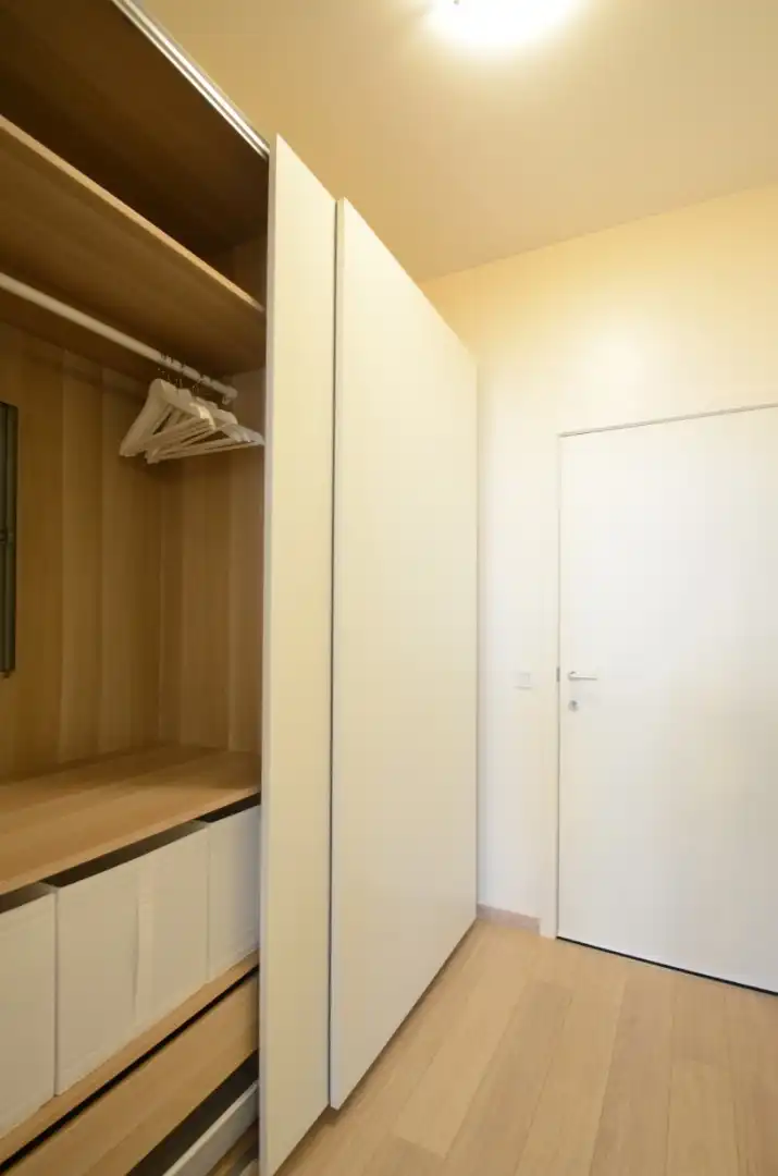 Studio met dressing en zicht op de jachthaven. foto 9
