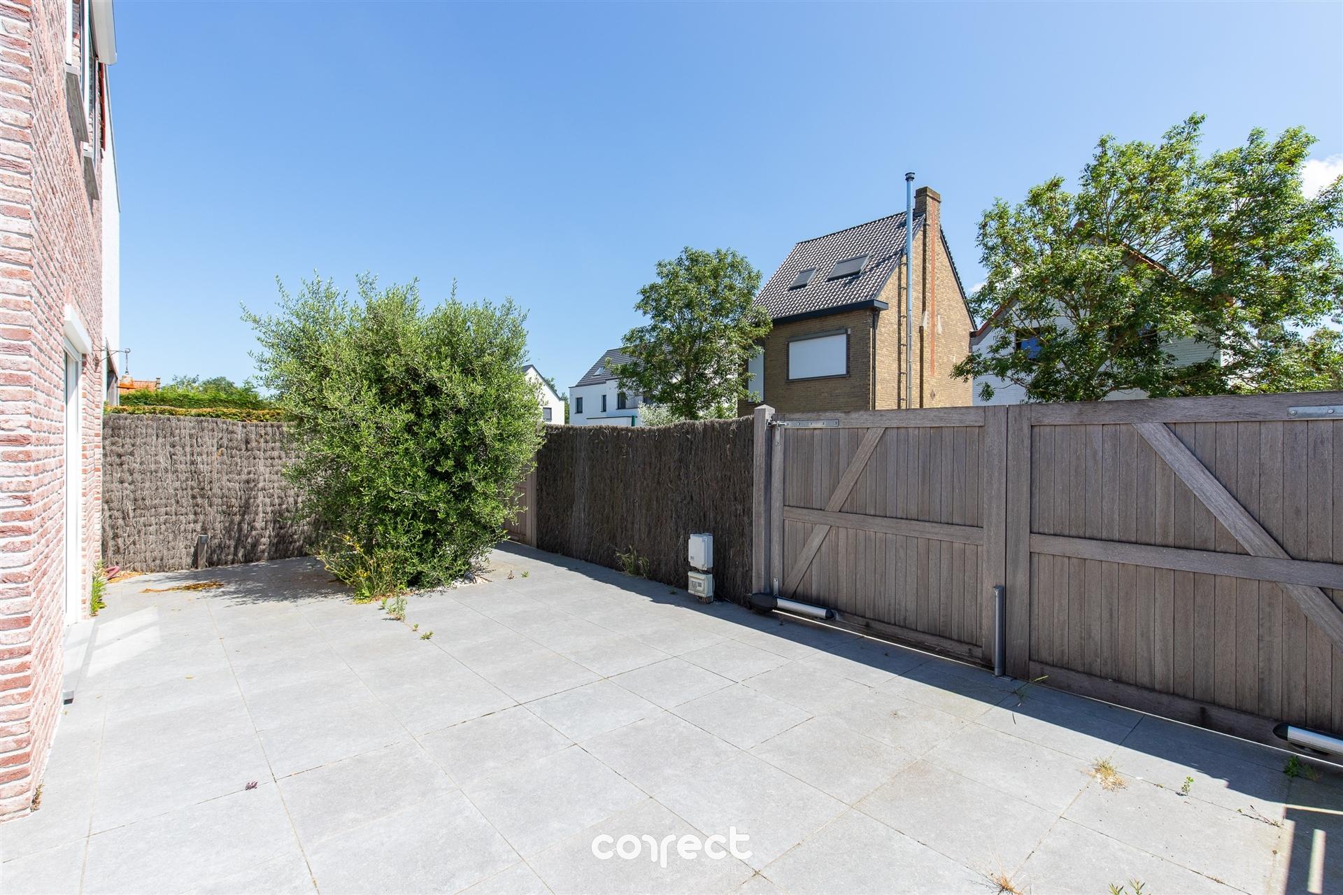 Modern halfopen woning te koop in hartje Oostduinkerke met 3 slaapkamers en diepe tuin foto 32