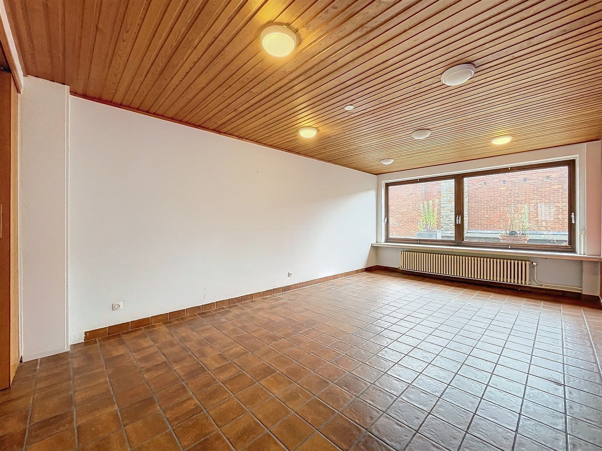 Riant huis (426m²) met 6 slaapkamers en dubbele garage nabij het centrum. foto 5