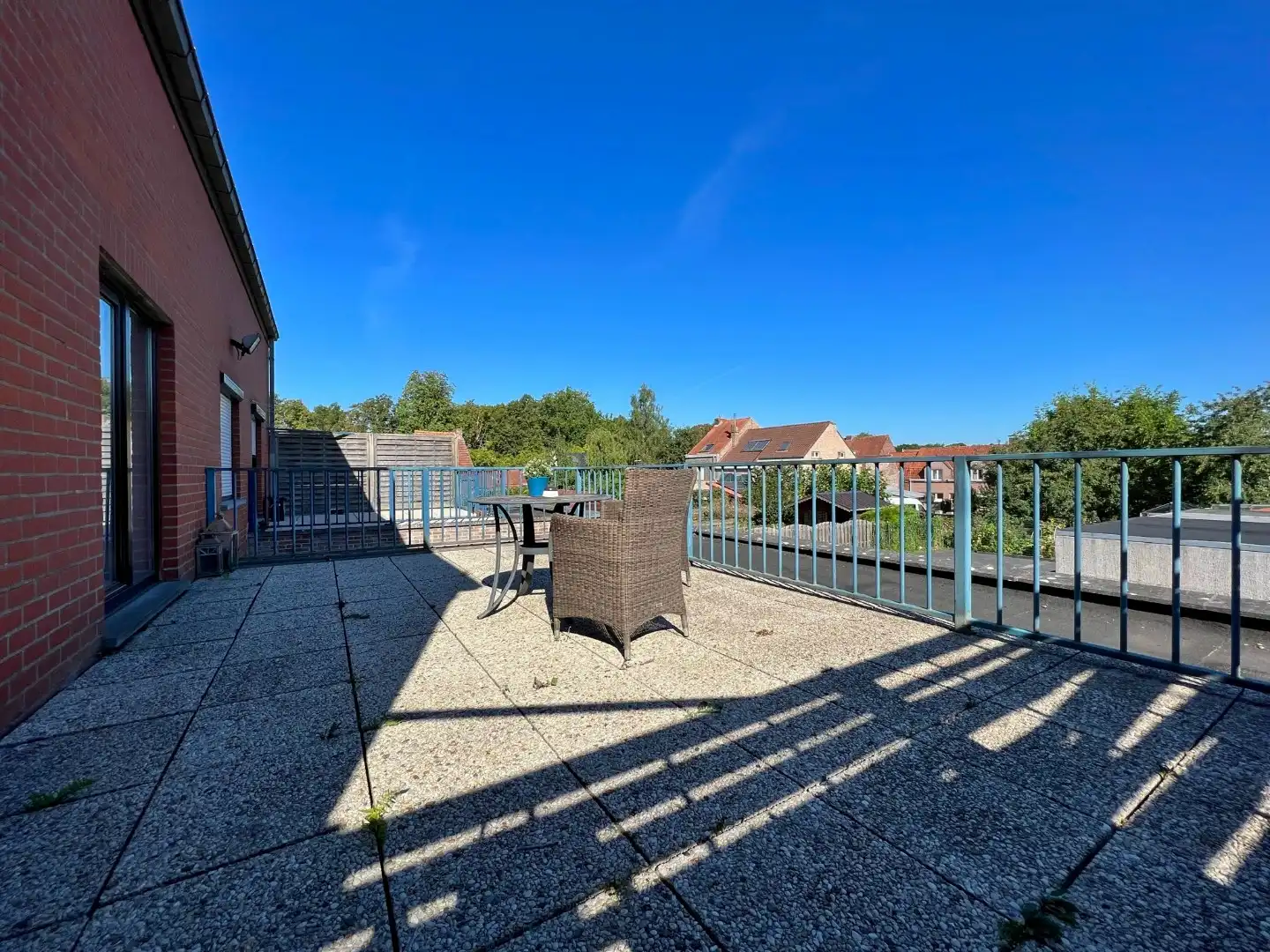 Rustig en tevens centraal gelegen appartement met ruim terras en garage.  foto 11