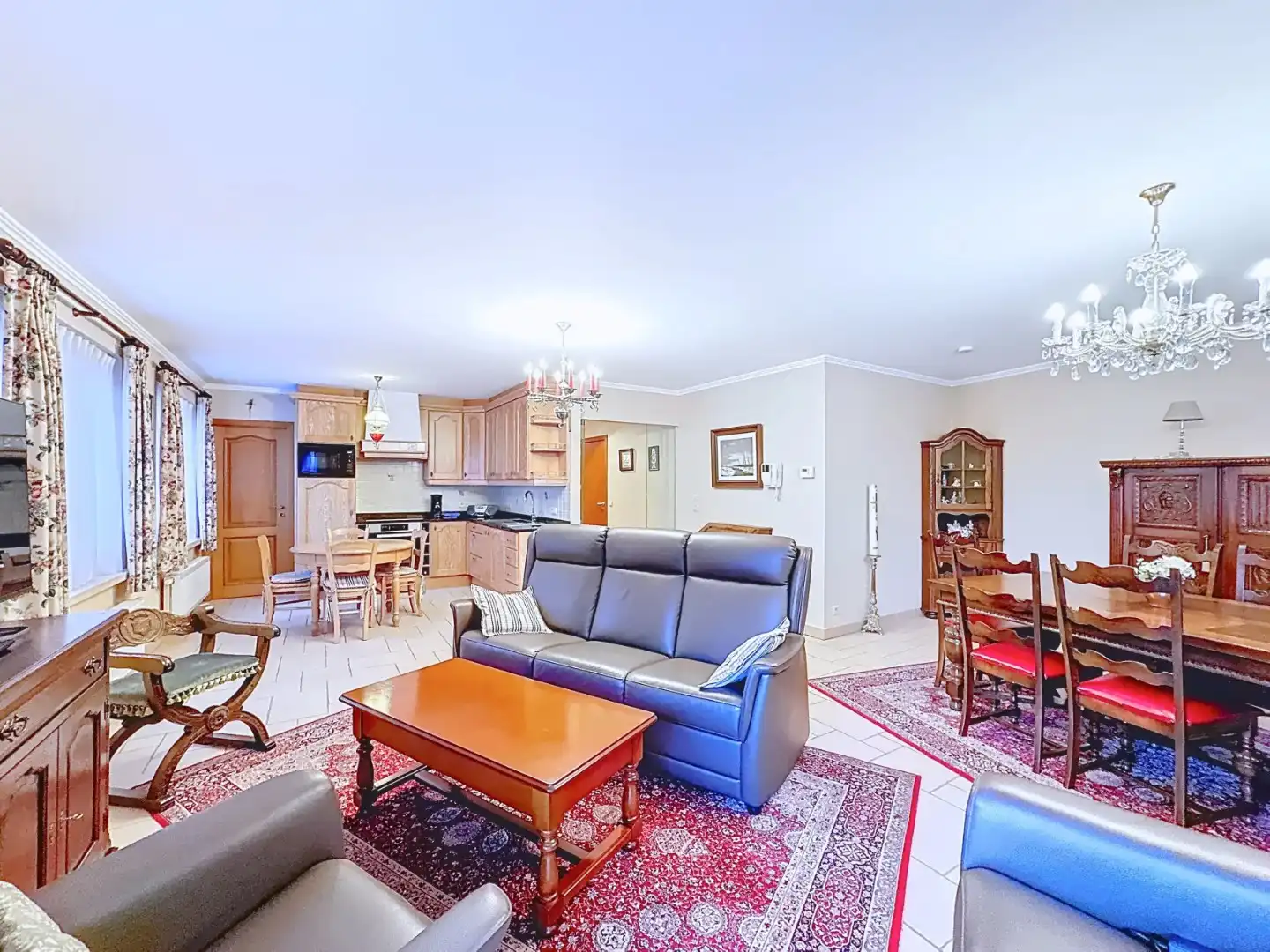 Centraal gelegen en ruim appartement foto 2