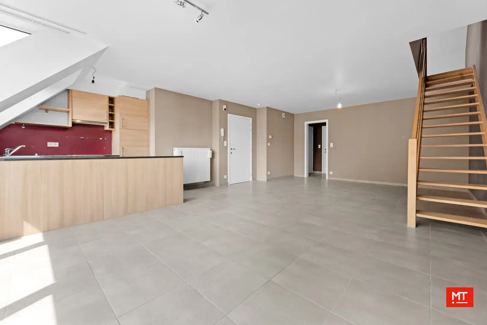 Ruim appartement (109 m²) met 2 slaapkamers en garage te koop in de dorpskern van Beselare foto 2