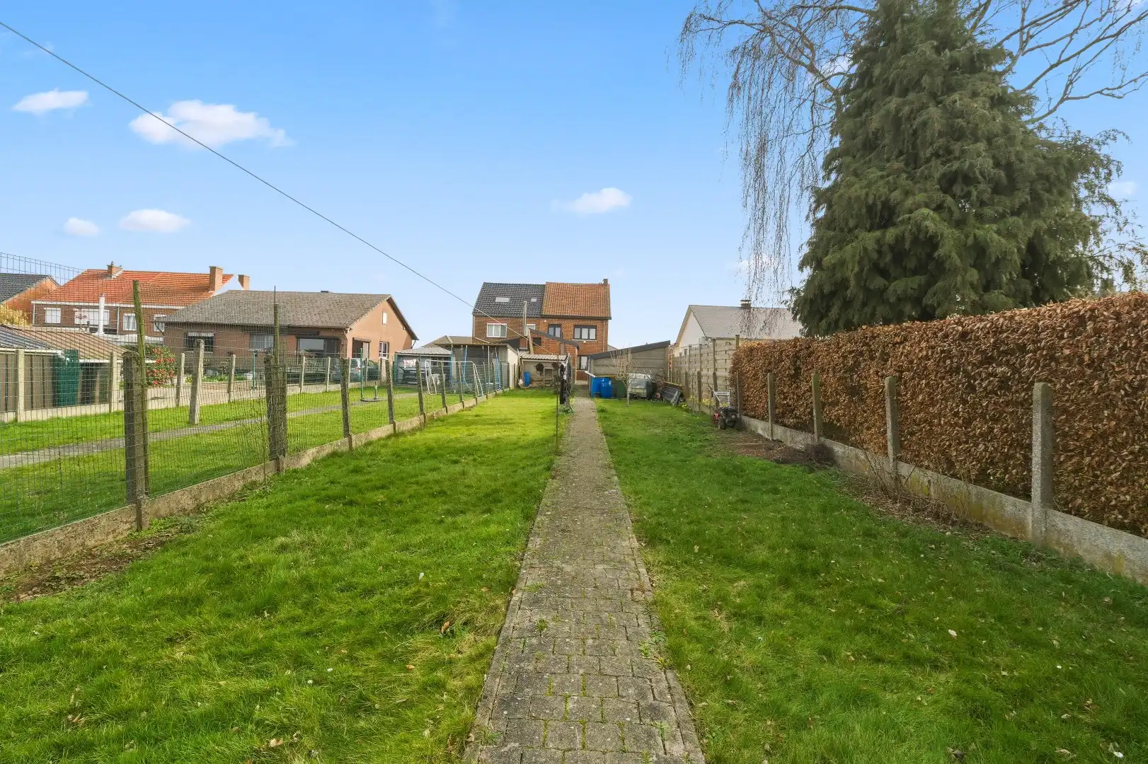 Instapklare halfopen bebouwing met 2 slaapkamers en ruime tuin foto 2