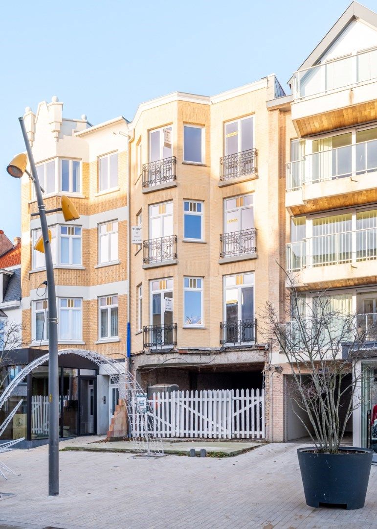 Stijlvol  gerenoveerd 2 slaapkamer appartement op de markt in de Panne foto 4