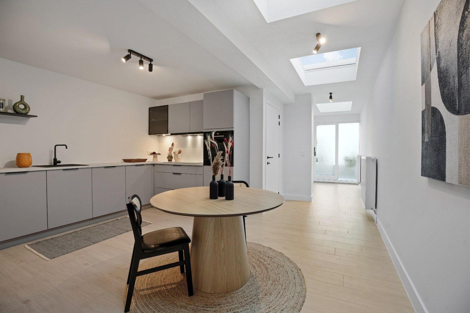 Grote woning, voorzien van vier kamers, twee badkamers, een uitweg,... foto 9