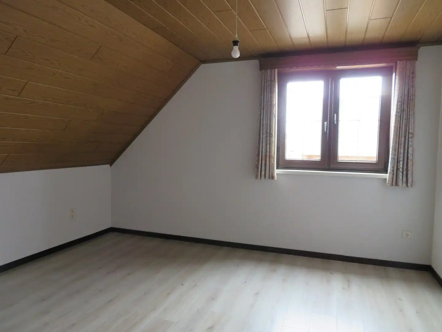 Verzorgde gezinswoning gelegen in een rustige omgeving op een perceel van 10a, met 3 slaapkamers en fraaie tuin. foto 13