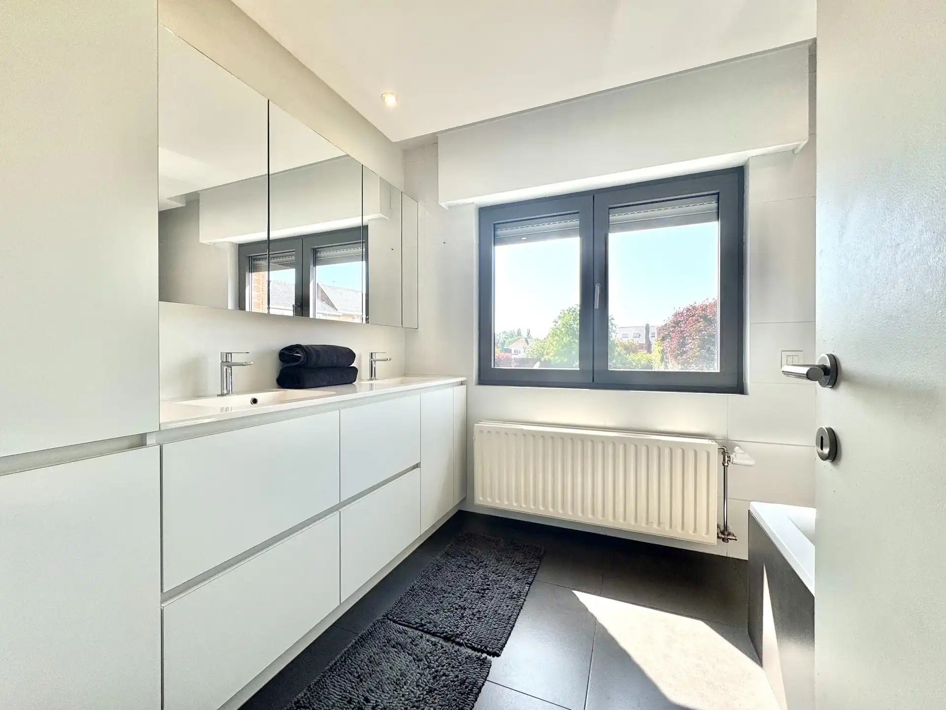BREDE GEVEL- WONING | ZWEMBAD | DUBBELE GARAGE | TUIN |1.055 M² foto 29