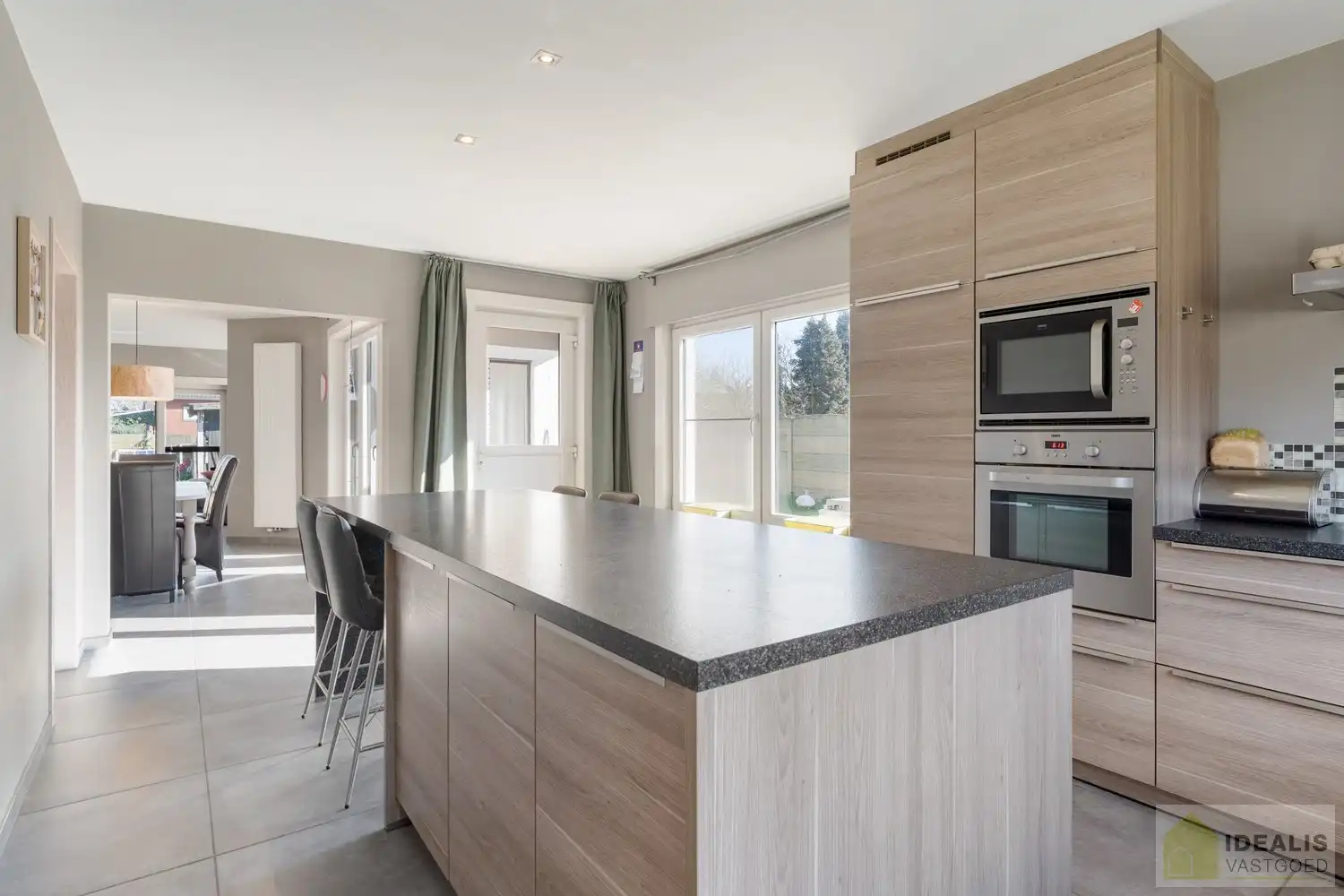 IDEALIS VASTGOED - CHARMANTE INSTAPKLARE GEZINSWONING MET EEN LICHTRIJKE LEEFRUIMTE, MODERNE OPEN KEUKEN MET KOOKEILAND, 3 RUIME SLAAPKAMERS EN BADKAMER. DE WONING IS GELEGEN OP EEN PRACHTIG PERCEEL VAN 12A 68CA! Deze knappe bungalow omvat een aangename 140m² bewoonbare oppervlakte met een lichtrijke woonkamer met aansluitend een moderne open keuken met kookeiland (voorzien van alle comfort), 3 ruime slaapkamers en een badkamer. De woning biedt verder een kelderverdieping en een zeer ruime tuin. Een unieke kans voor kandidaten op zoek naar een instapklaar huis voorzien van alle faciliteiten op een hele fijne locatie tussen de centra van Oudsbergen, Bree en Peer! foto 12