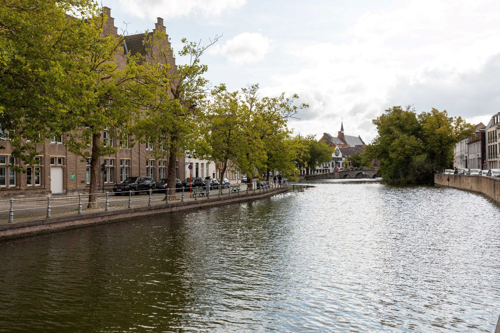 Uniek! Te vernieuwen half open tot open woning met leuke tuin in super hartje Brugge! foto 12