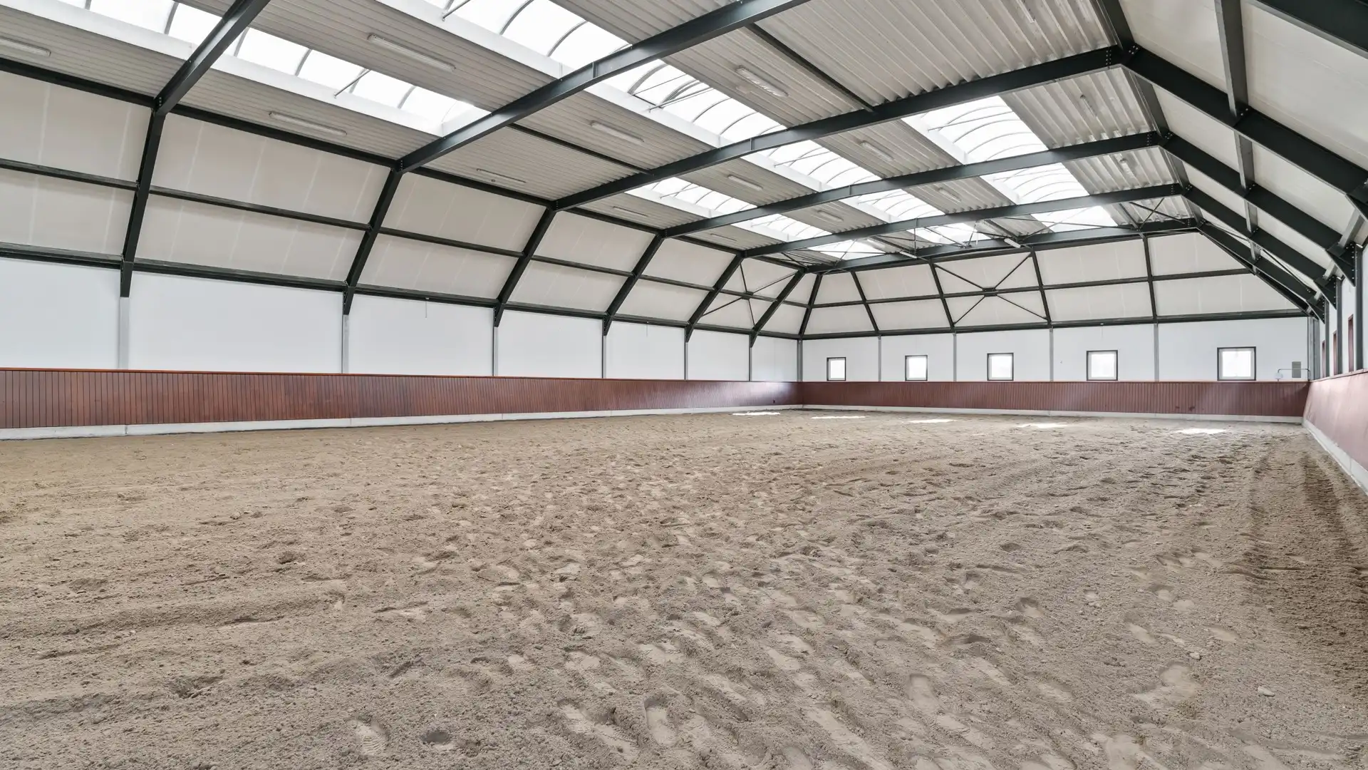 Exclusief hippisch eigendom met binnen- en buitenpiste, paardenstallen foto 9