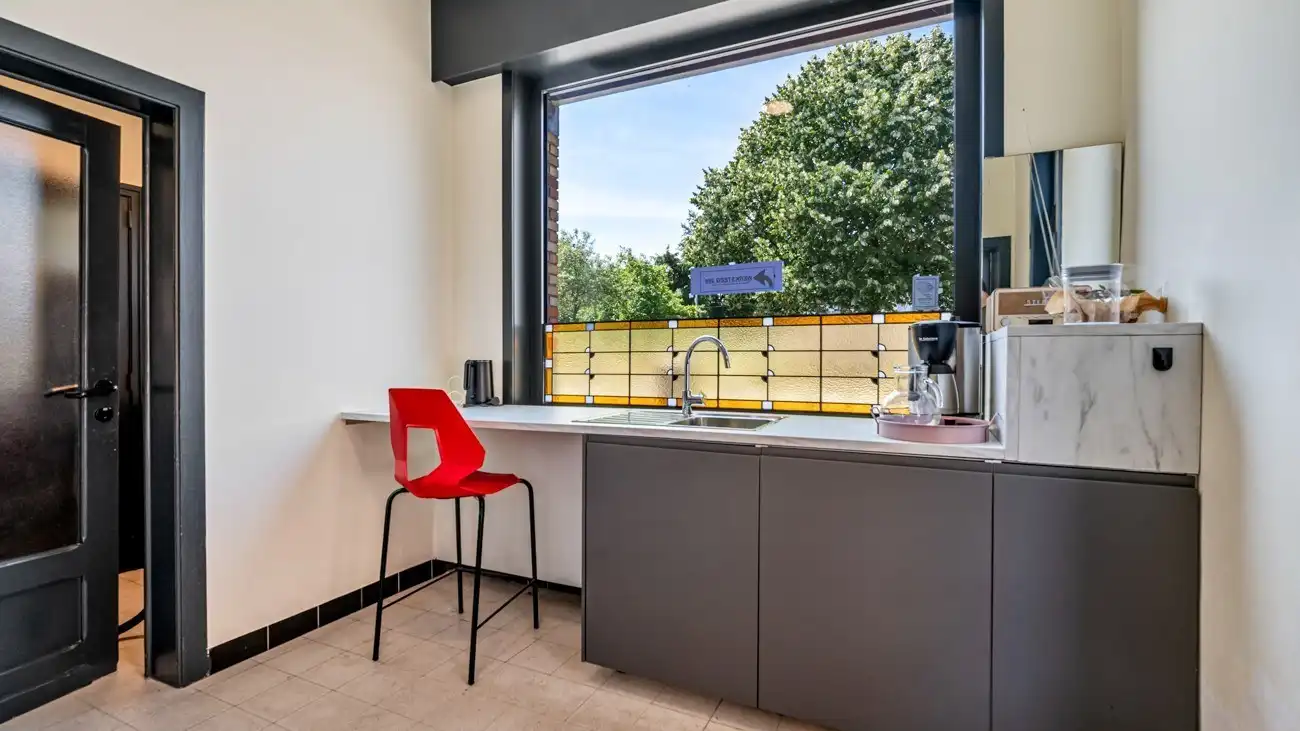 Volledig gerenoveerde kantoren in kleinschalig business center in Gent foto 10