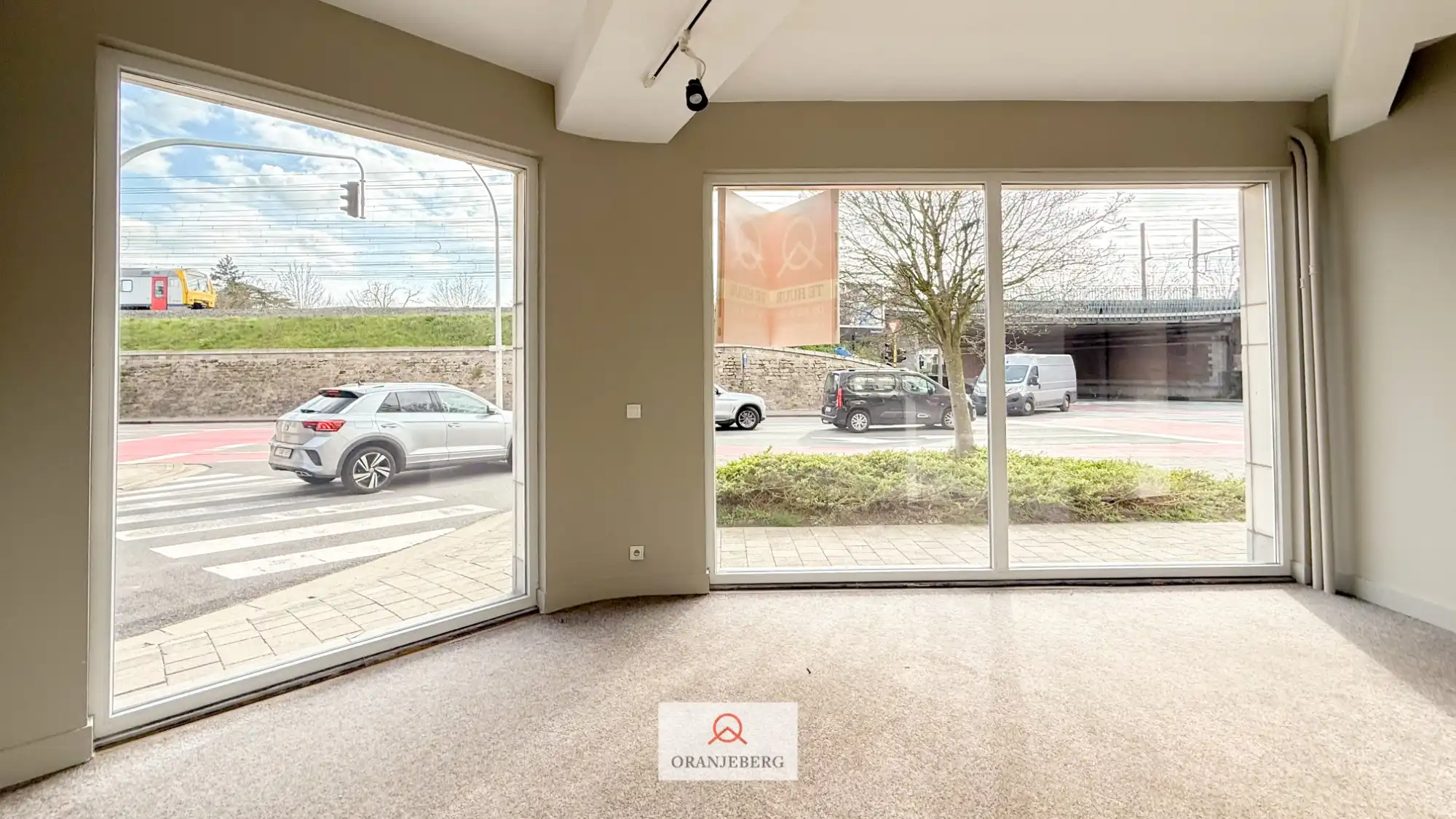 Hoek handelspand op commerciële ligging met veel visibiliteit foto 18