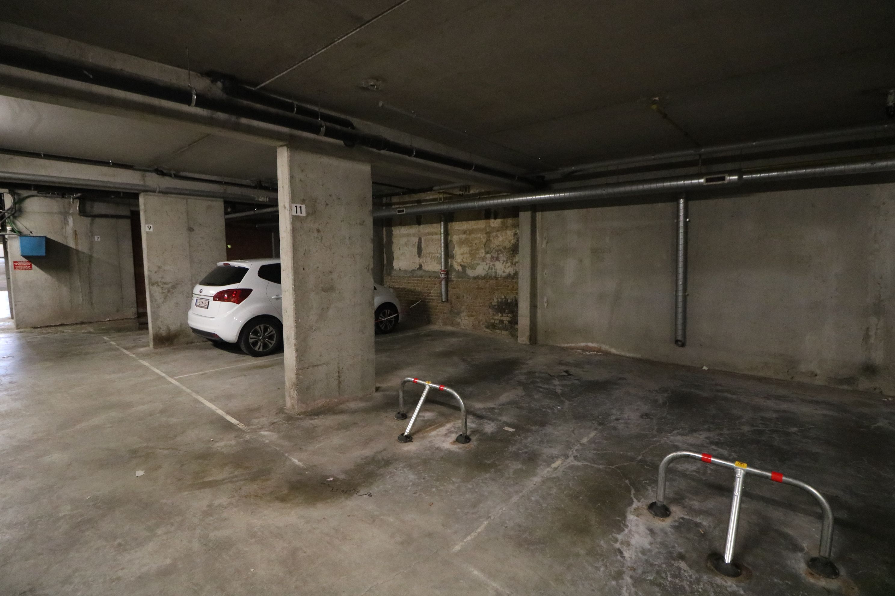 Ruime autostaanplaats  foto {{pictureIndex}}