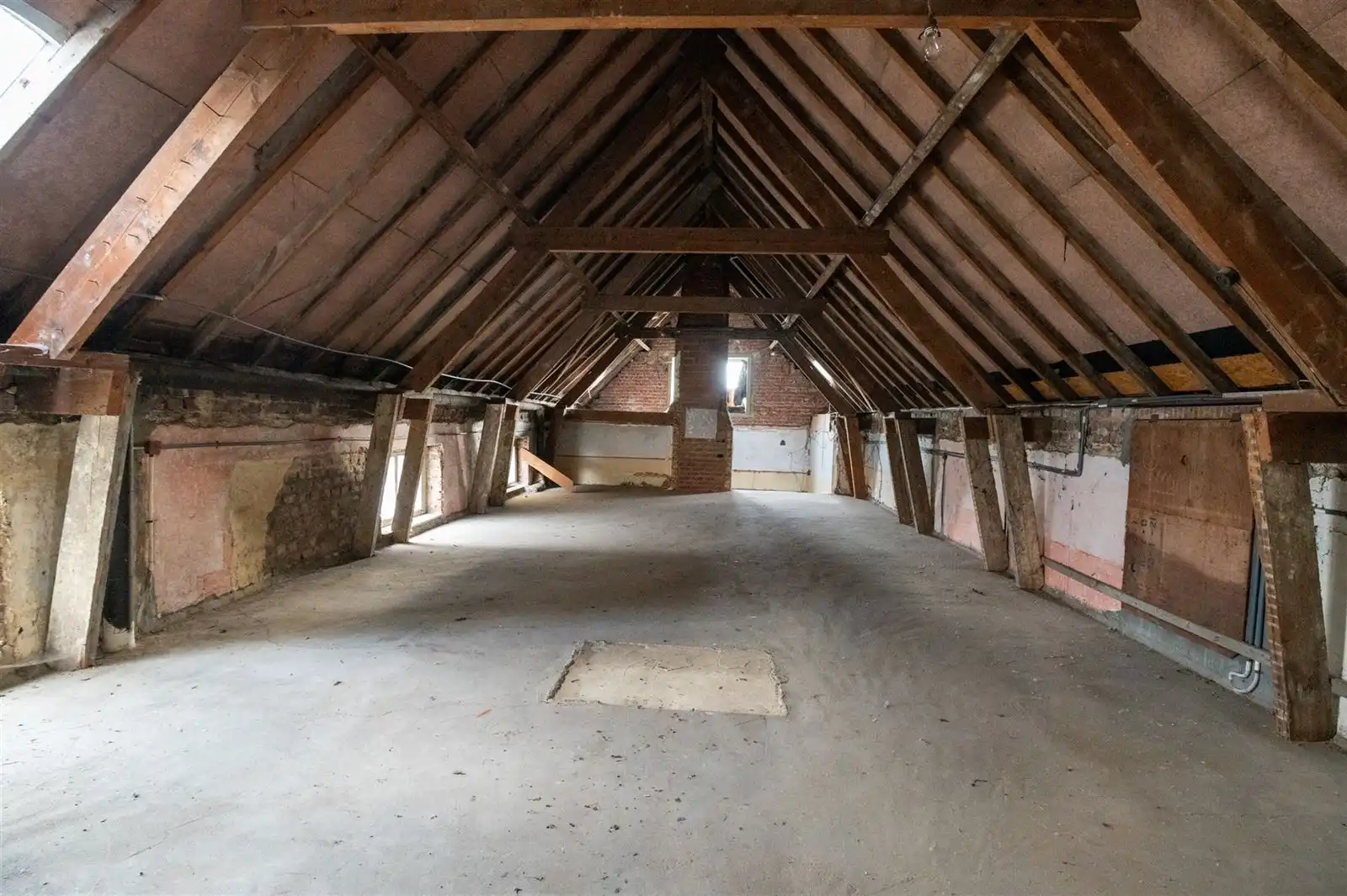 Uitzonderlijk renovatieproject met authentieke kapel! foto 10