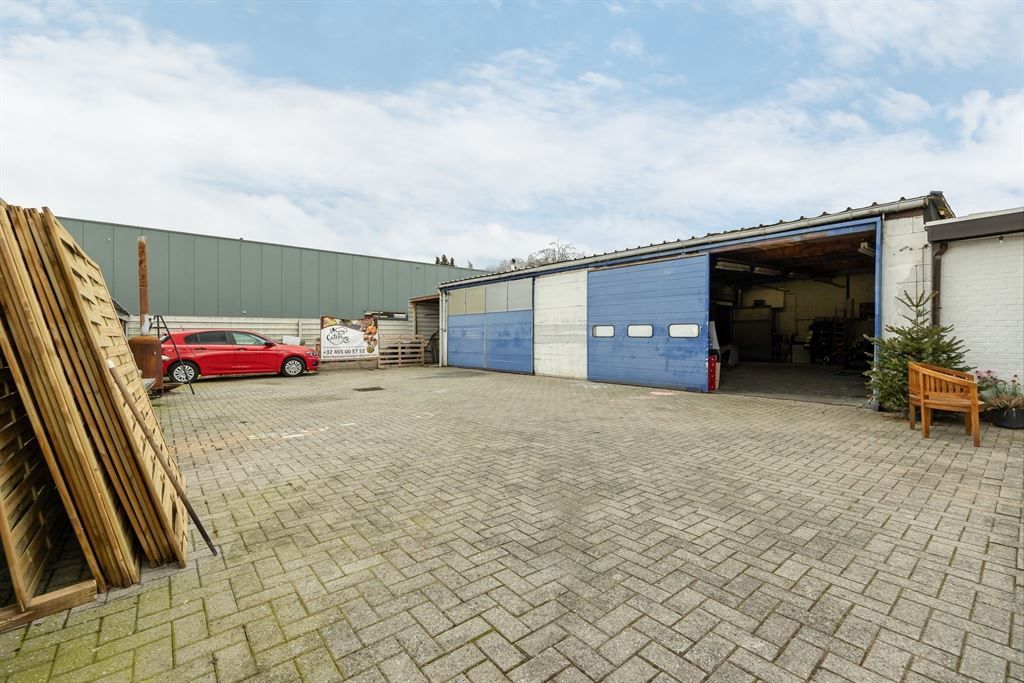 Magazijn met bureel in industriezone foto {{pictureIndex}}
