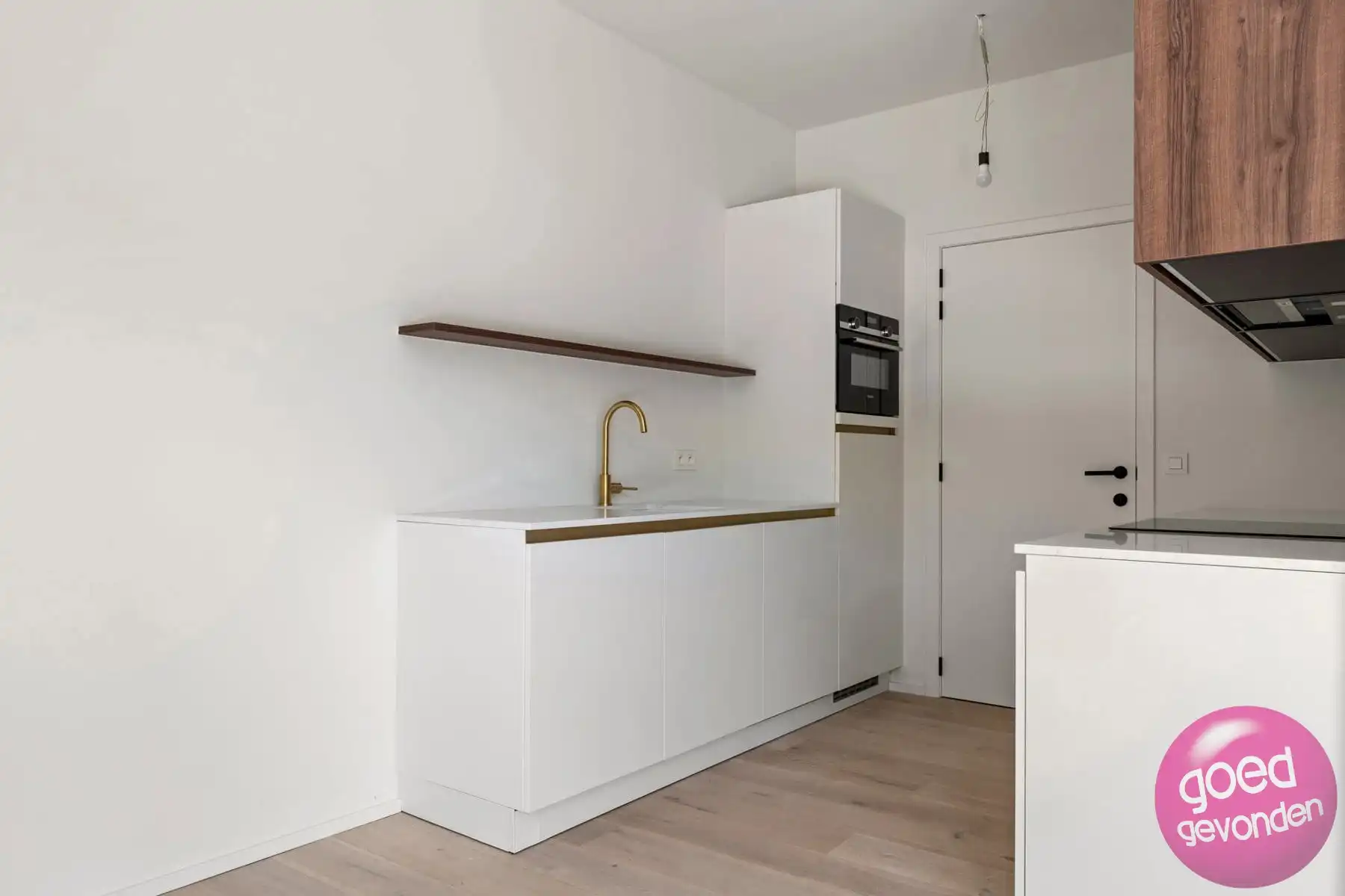 NIEUW APP - 1of2 SLK - TERRAS - KELDER - CENTRUM - GEEN BTW foto 6