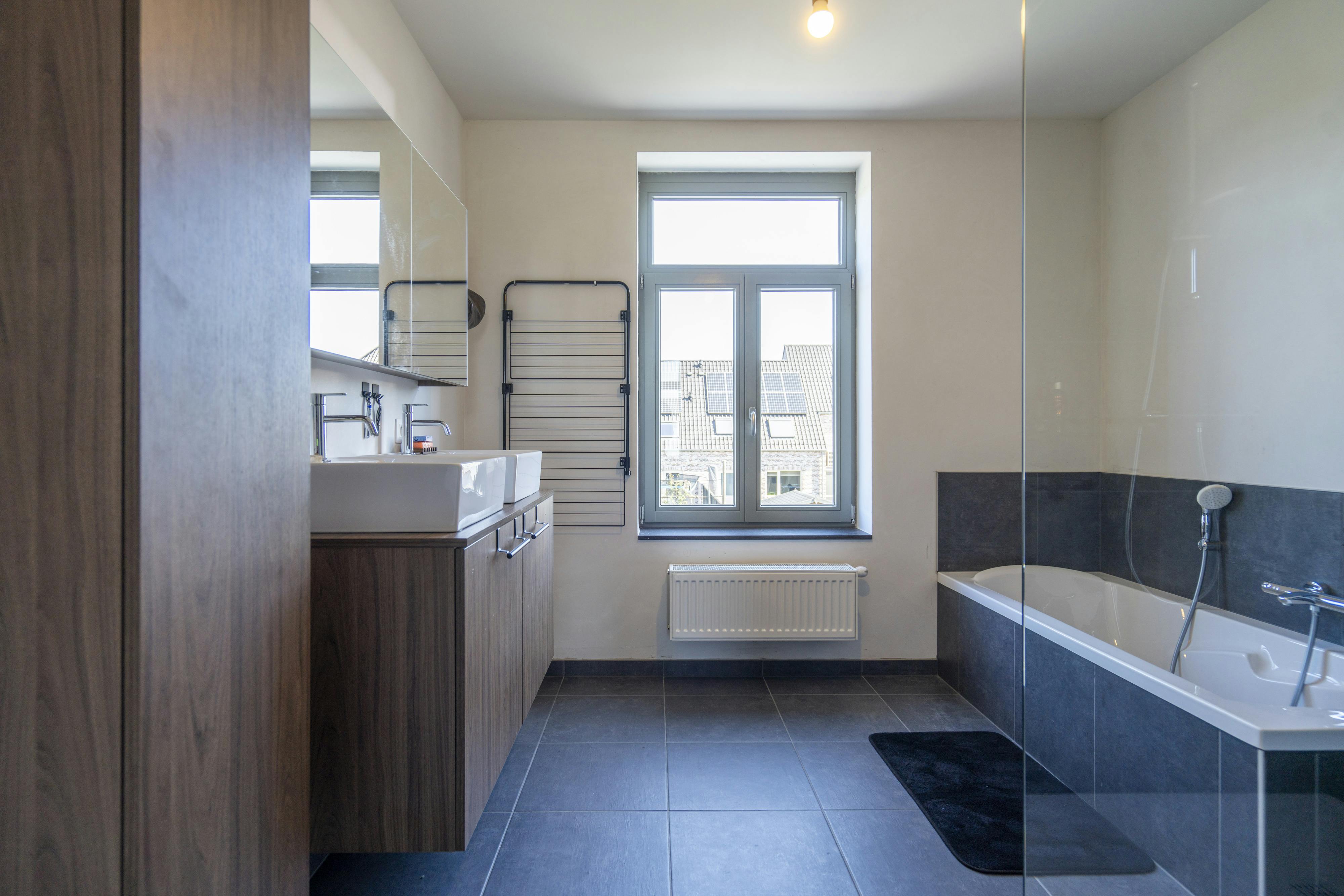 Lichtrijke gezinswoning met 4 slaapkamers te koop in Harelbeke! foto 13