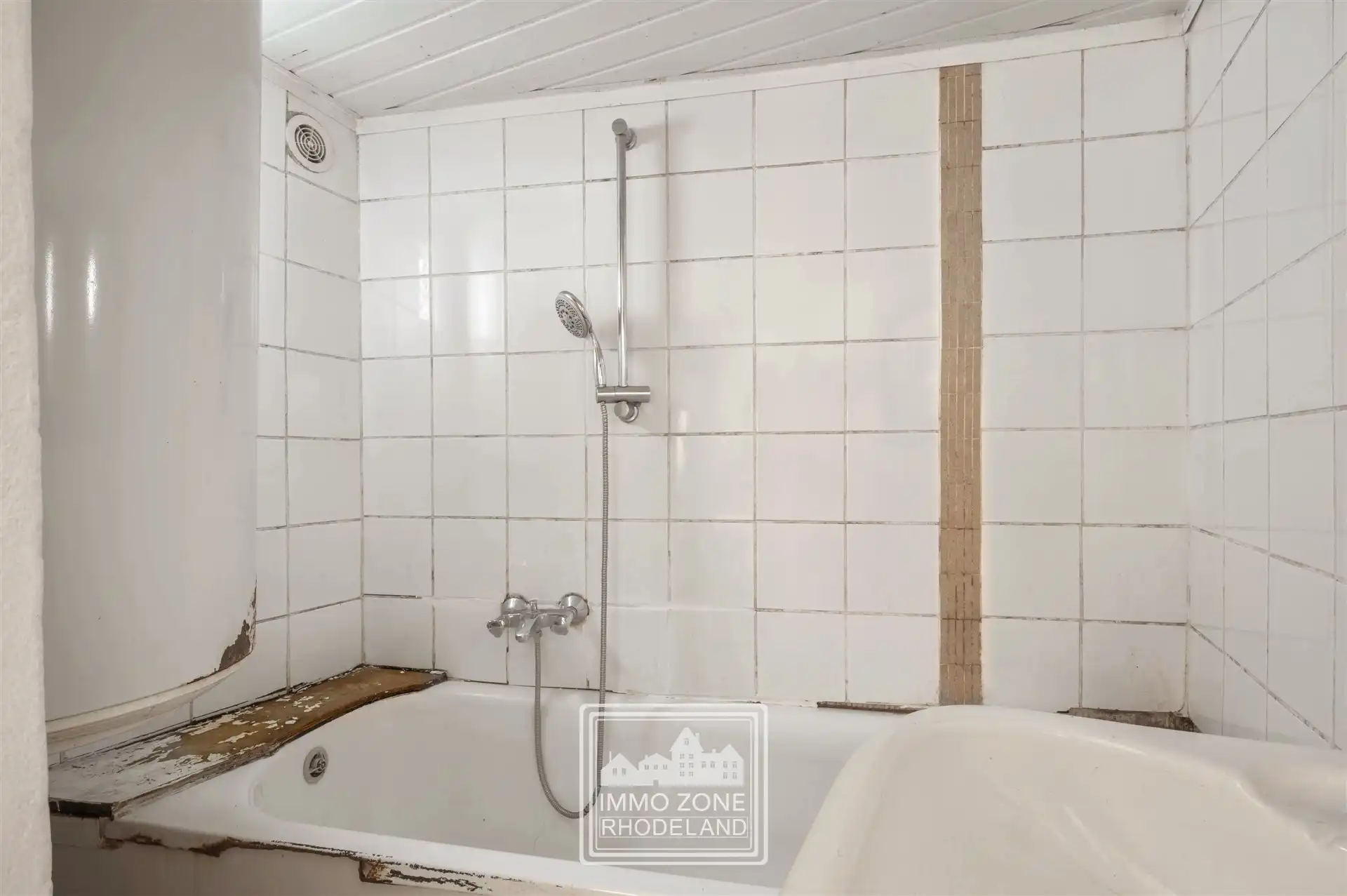 Gunstig gelegen te renoveren woning met veel potentieel foto 13