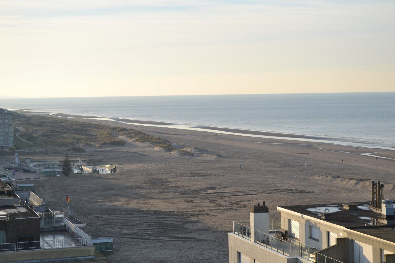 Uitzonderlijk zonnig appartement met uniek zeezicht te Oostduinkerke. foto 5