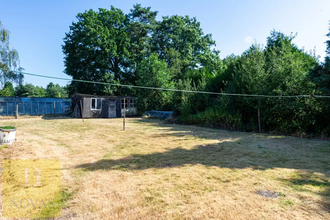 Landelijk gelegen woning op een perceel van 15 are, 23m straatbreedte foto 21