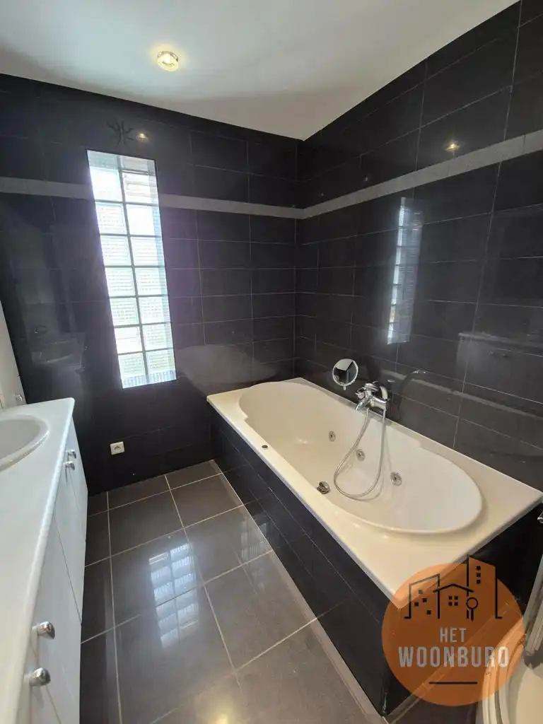 Ruim appartement met kelder en 2 autostaanplaatsen foto 12