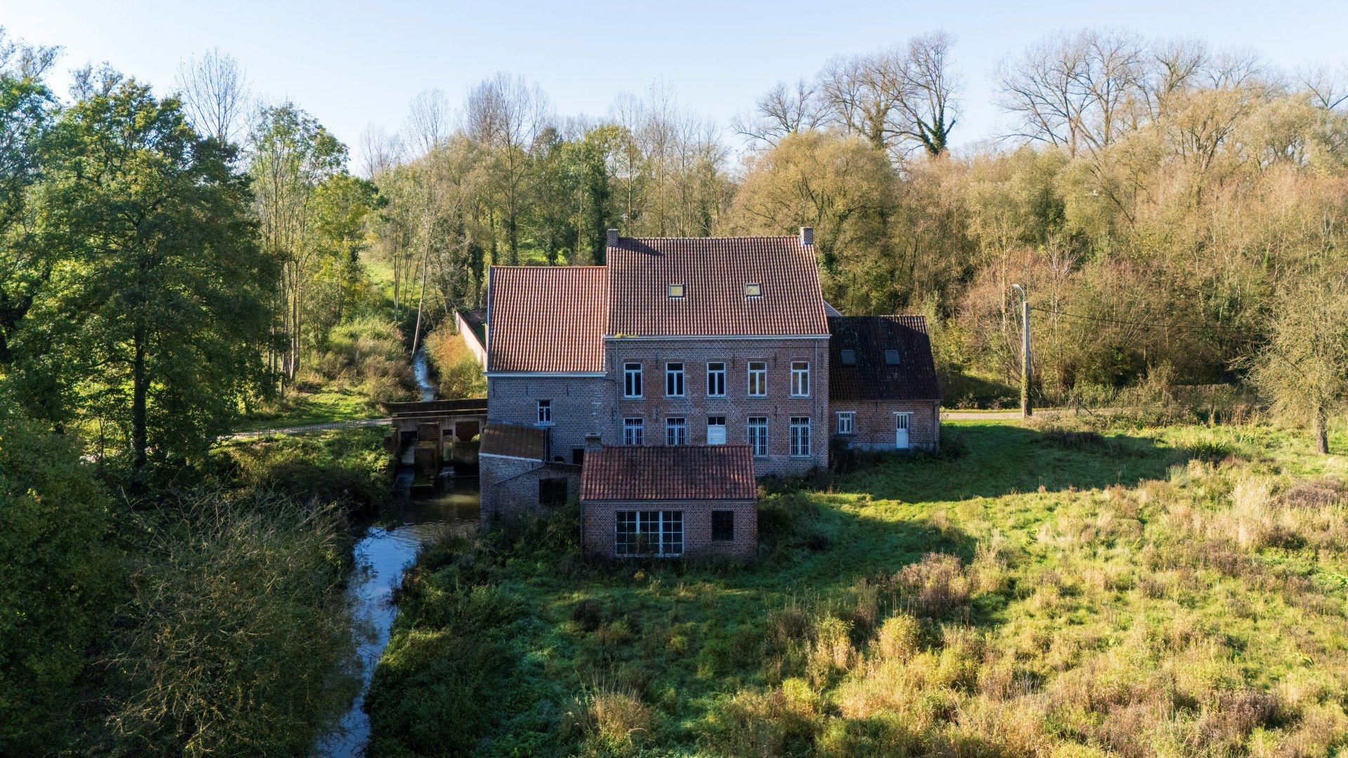 Monumentale Engelsmolen te koop op 3,4 hectare en verschillende mogelijkheden foto {{pictureIndex}}