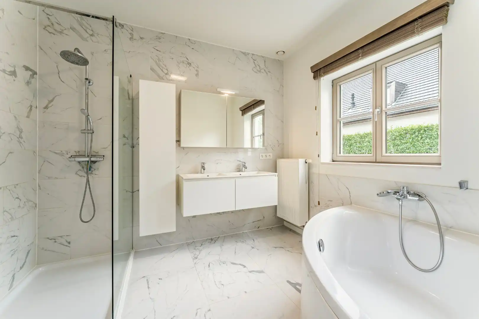 Exclusief gerenoveerde vrijstaande villa in rustige en residentiële omgeving foto 17