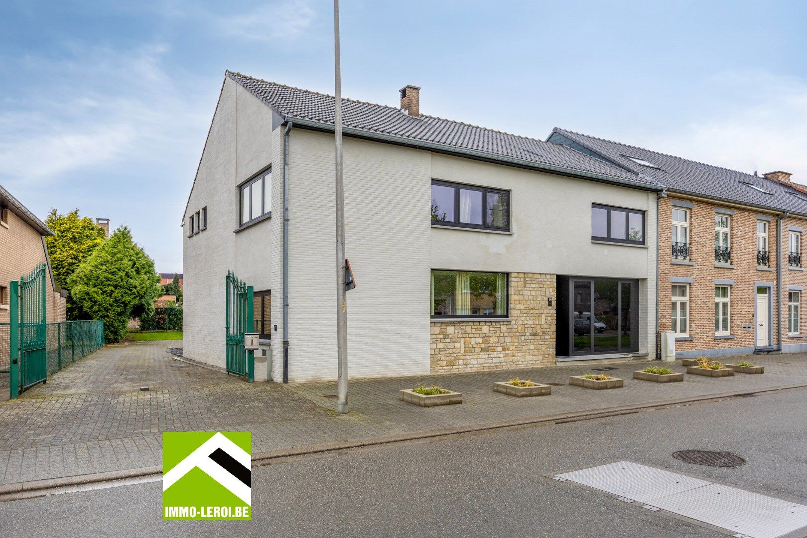 Vernieuwde woning met 319 m² woonplezier in het rustige Nerem foto 2