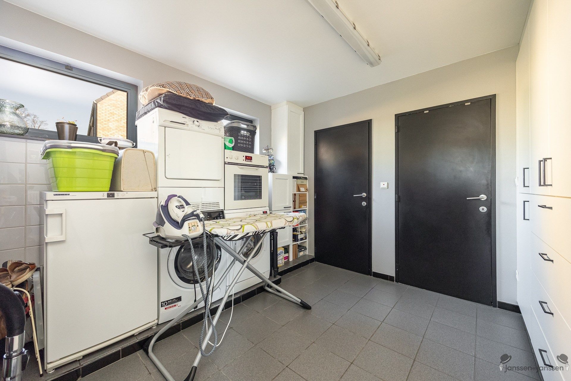 Ruime woning met vijf slaapkamers, vijver en zwembad op 977 m². foto 20