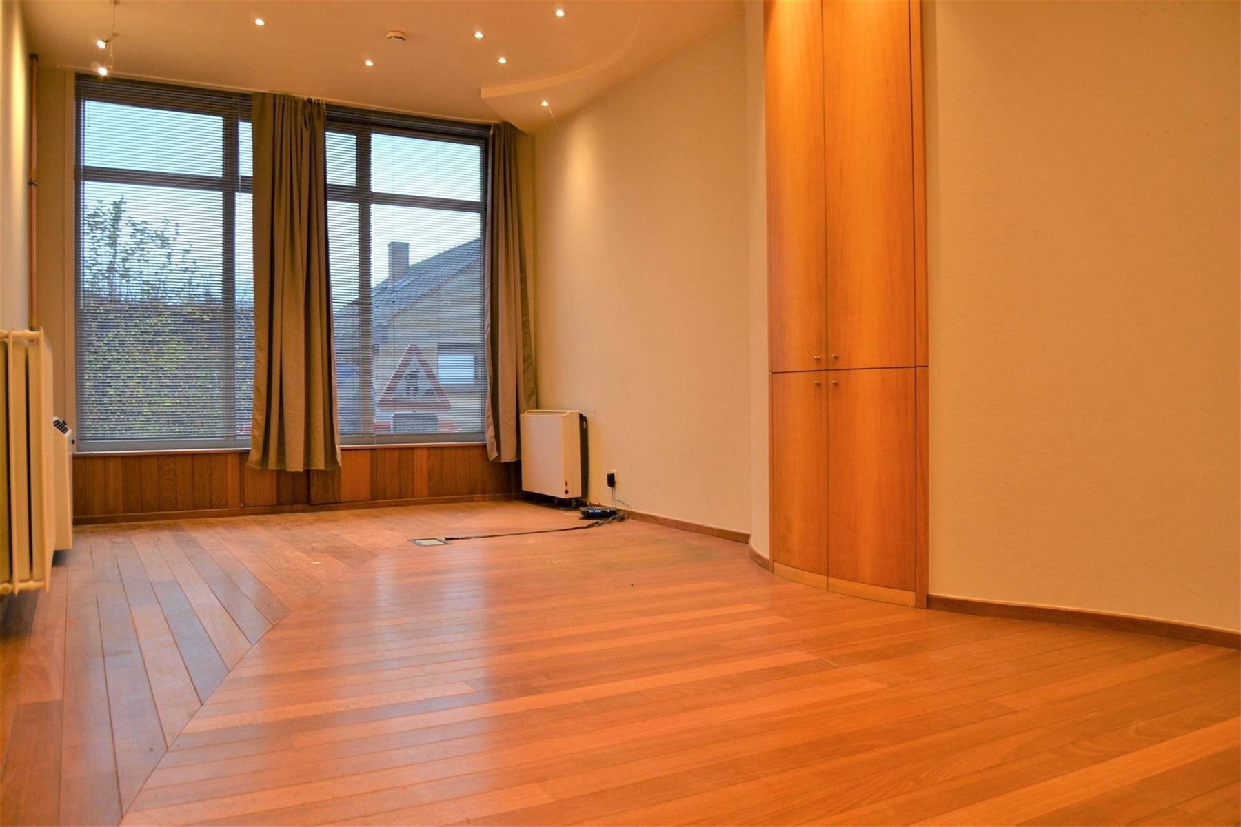 Ruime handelsruimte/kantoorruimte  en opslagkelder foto 8