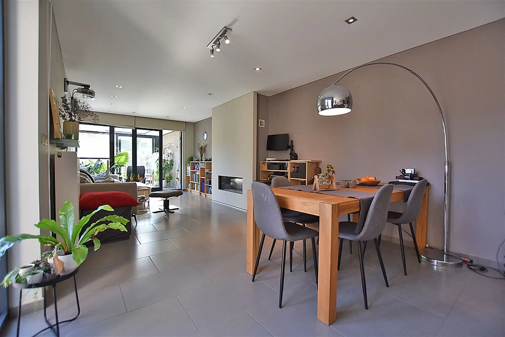 DORPSWONING met 2 slpks, garage/berging & tuin met terras foto 3