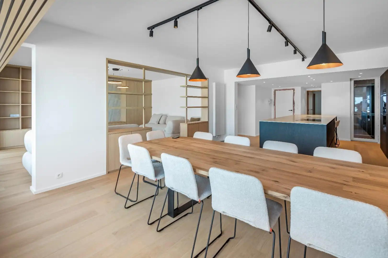 Ruim plateau-appartement met frontaal zeezicht (10 meter gevelbreedte) gelegen aan het Rubensplein. Inpandige parking. foto 6