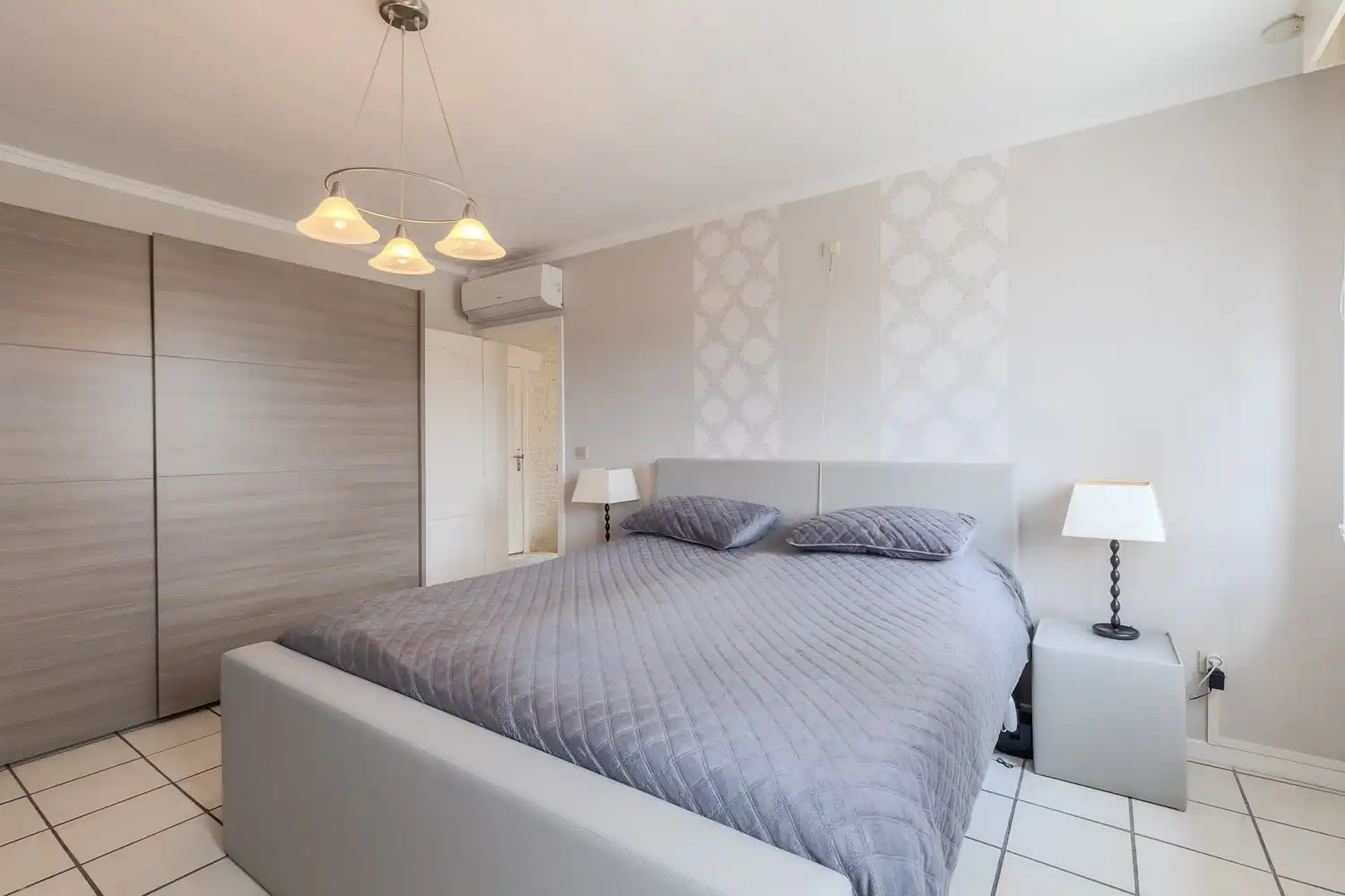 Instapklare woning met drie slaapkamers, ruime tuin en twee garageboxen in hartje Rekem! foto 33