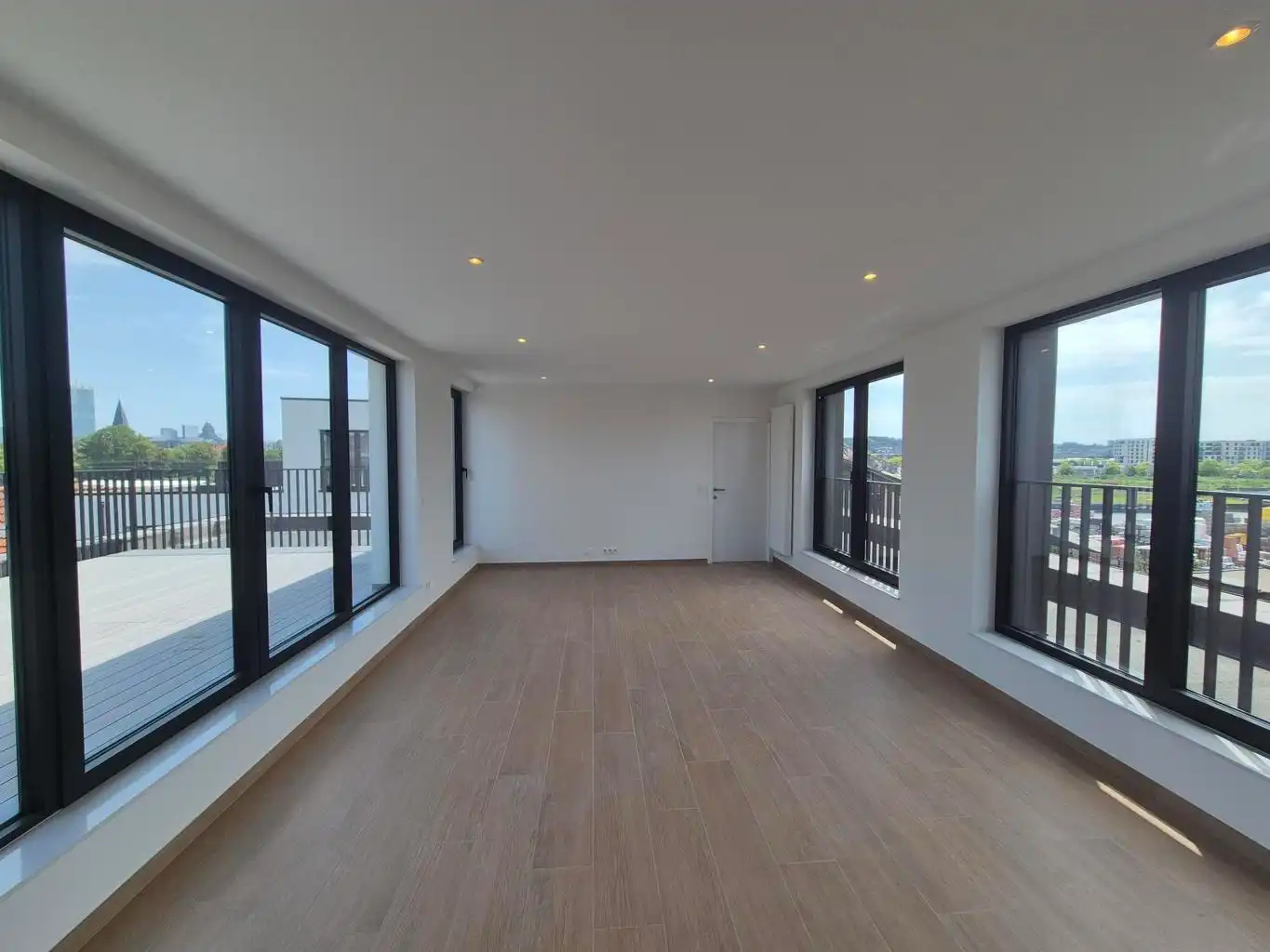 Nieuwbouw duplex met 2 slpks, bureel, terras en kelder foto 3