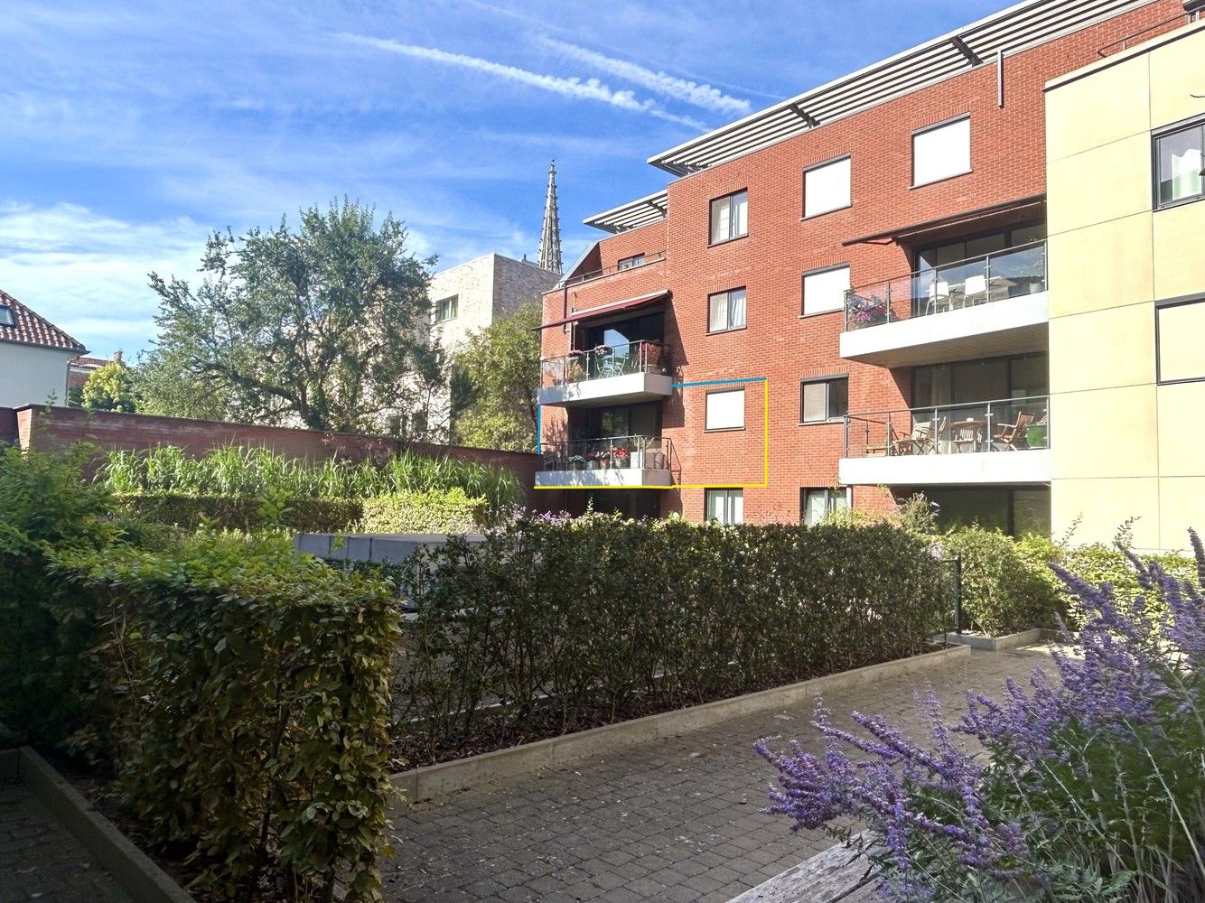 Luxueus afgewerkt appartement met terras en autostaanplaats nabij Sluispark foto 2