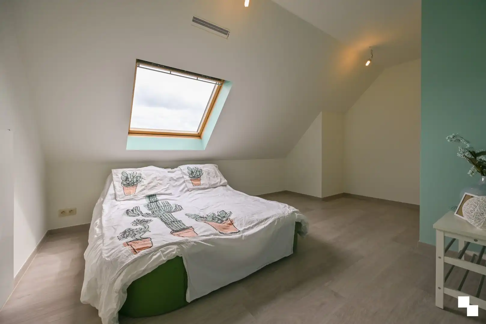Duplex appartement met garage en twee staanplaatsen nabij centrum Izegem foto 27
